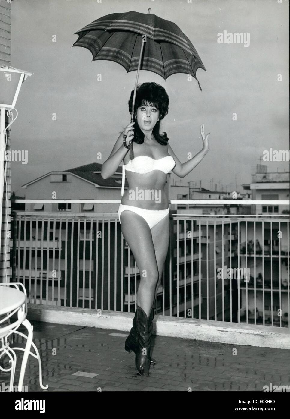 Ottobre 10, 1966 - dallo smog di Milano per la pioggia di Roma. Marian Traversi, 25-anno-vecchio, andato int a roma da milano e subito lavorato nel primo film italiani di serie Maigret. lei era soubrett del musical "cantoe natissimo''. Mostra fotografica di Marian traversi a casa sua. Foto Stock