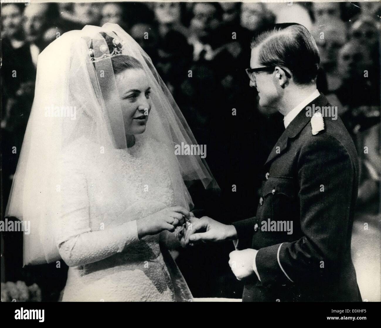 Gen 01, 1967 - Princess Margriet dei Paesi Bassi si sposi: la principessa Margriet, 23, la terza figlia della regina Juliana, dei Paesi Bassi, è stata oggi sposato a 28-anno-vecchio il Sig. Pieter van Vollenhoven, in materia civile e la chiesa protestante cerimonie presso l'Aia. La foto mostra: la principessa Margriet luoghi le nozze anello al dito di hee sposo durante il servizio in chiesa a l'Aia oggi. Foto Stock
