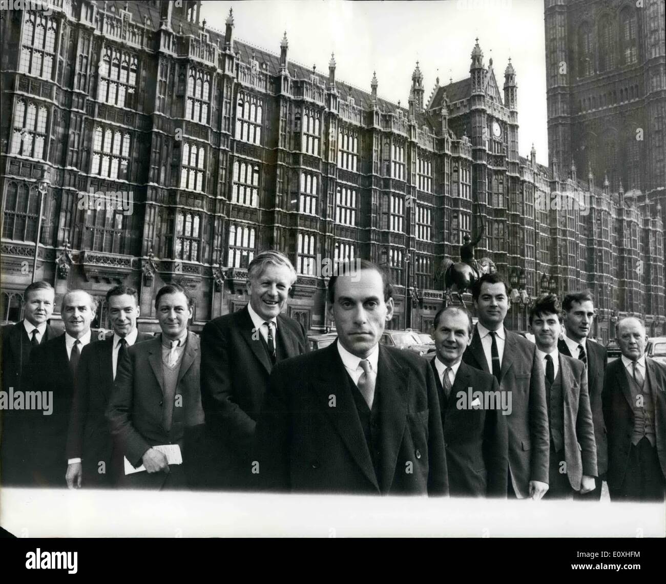 Gen 01, 1967 - Presentazione di 91.66 per cento (compreso il nuovo leader del parlamentare Partito Liberale.: sig. Jo Grimond questa settimana si è dimesso da leader del partito liberale e il sig. Jeremy Thorpe fu eletto per succedergli. Ieri il parlamentare partito liberale è apparso al di fuori del Palazzo di Westminster nella loro formazione riveduta. In effetti, questa immagine mostra solo 91.66 per cento. del partito liberale in Commons. ci sono dodici di essi vi ora; ma il loro dodicesimo uomo (o residuo 8,34%), il sig. Russel Johnston, era a distanza il suo Inverness (Scozia) circoscrizione. La foto mostra il 91 Foto Stock