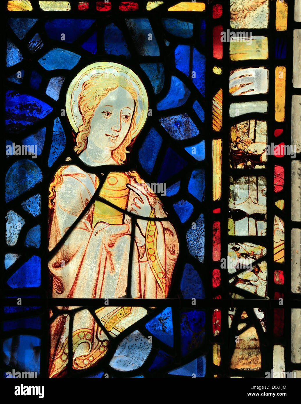 Maria Maddalena, tenendo in mano un vasetto di olio profumato, medievale vetrata, Burnham Deeepdale, Norfolk England Regno Unito saint santi Foto Stock