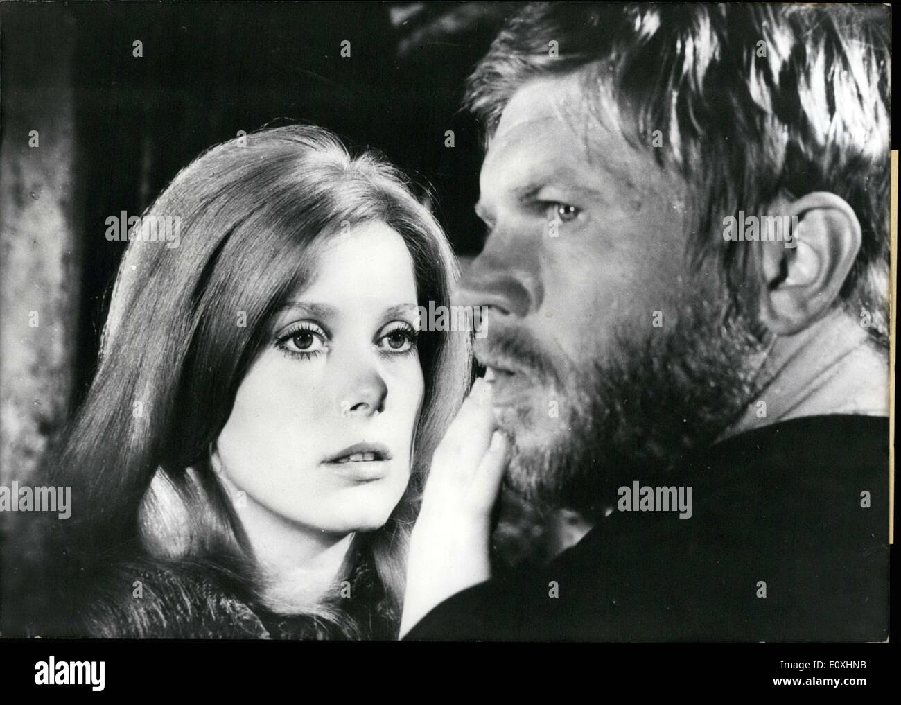 Nov. 01, 1966 - attrice francese Catherine Deneuve e attore tedesco Hardy Kr?ger ritrarre un amore franco-tedesco-coppia nel film ''Dcome Lied der Welt''(Le Chant Du Monde) ((La Canzone del mondo)) un Jean-Giono-produzione da Marcel Camus. Il film verrà mostrato nella celebrazione del primo film francese settimana nel post-conflitto in Germania. Foto Stock