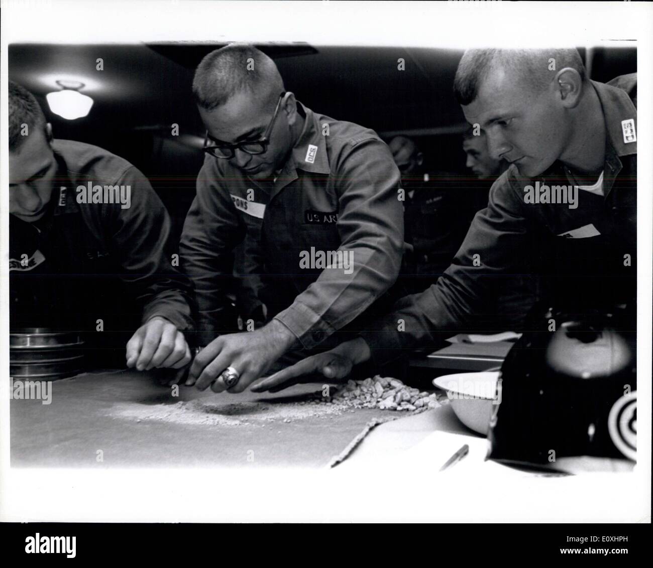 Nov. 10, 1966 - ufficiale di macchina i candidati vivono il loro motto: valutazione di suolo è necessario valutare se la massa sosterrà ponti, strade, o altri progetti ufficiali di macchina possono essere chiamati a costruire. Gli studenti vengono introdotti a tipi di ghiaia, sabbia e rock in aula e imparare a valutarli nel campo. Foto Stock