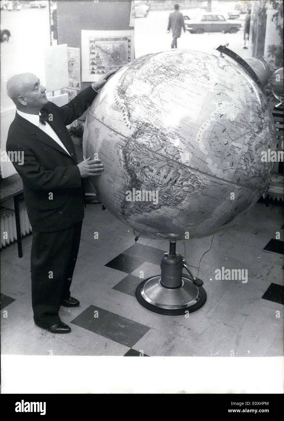 Nov. 10, 1966 - questo mondo probabilmente non montare su una scrivania. Esso ha un diametro di 127.6 centimetri, è illuminato da Foto Stock