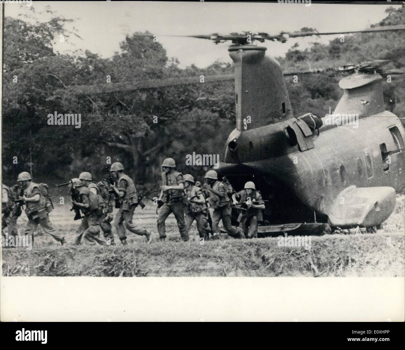 Nov. 11, 1966 - Rush dal rar.: U.S. Marines corsa fuori dall'estremità posteriore di una C-46 elicottero Seaknight in battaglia contro Foto Stock