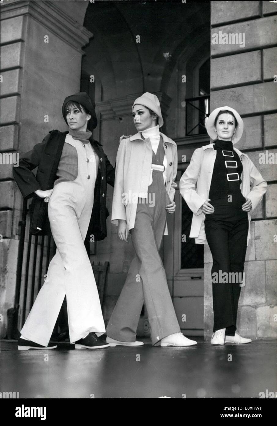 Gen 01, 1967 - D giorno per Parigi Mode d giorno oggi per Parigi sarti da donna che stanno dimostrando la loro primavera ed estate collezioni per 1968. OPS:- manichini ensemble di modellazione di Jacques Esterel. Foto Stock