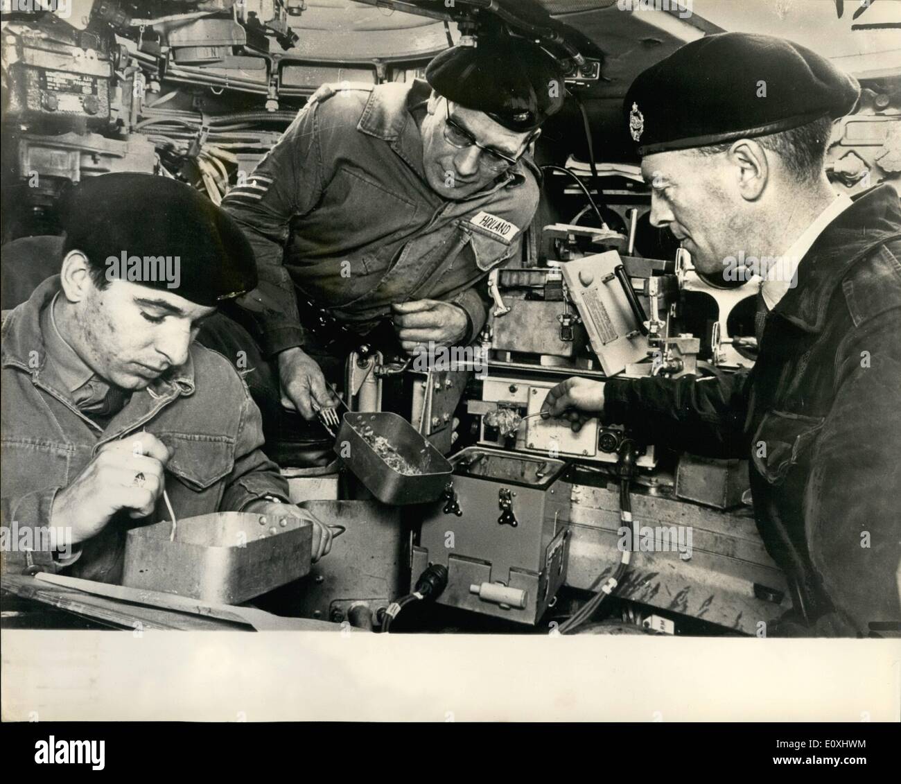01 gennaio 1967 - Luncheon - a bordo DI UN carro armato; l'esercito è deliziato con il loro ultimo carro armato - il Chieftain. Pesa 50 tonnellate, porta una pistola da 120 mm, è dotata di un meccanismo stabilizzatore e ha la sua capacità di sfogare contemporaneamente la morte e la distruzione dei suoi nemici, uova e fagioli cotti al suo equipaggio, ieri, Il corpo blindato reale accettò di porre la dimostrazione ta della prodezza della Chieftain a Lutwerth, Dorset Foto Stock