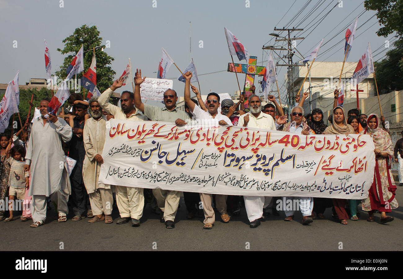 LAHORE, PAKISTAN-maggio 20: Il pakistan attivisti della comunità cristiana gridare slogan circa le loro esigenze di Lahore, Pakistan sul maggio 20,2014. Il programma Geo, Utho Jago il Pakistan, ha fatto un errore critico del giudizio cercando di fusibile sensibile materiale religioso con ottuso di intrattenimento.(Foto di rana Sajid Hussain/Pacific premere ) Foto Stock