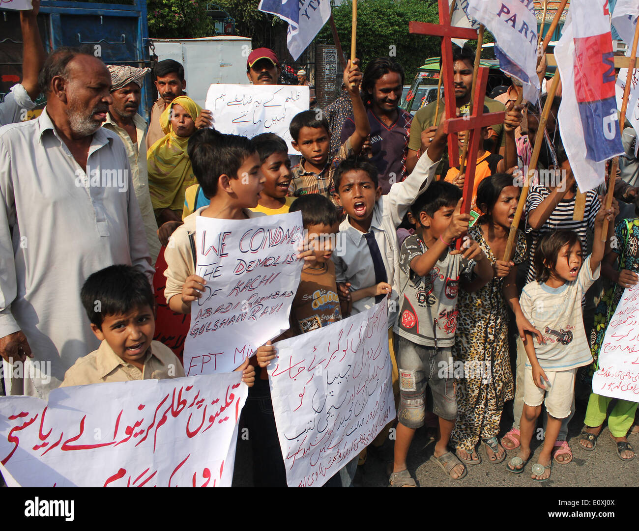 LAHORE, PAKISTAN- 20 maggio: Il pakistan attivisti della comunità cristiana gridare slogan circa le loro esigenze di Lahore, Pakistan sul maggio 20,2014.Il programma Geo, Utho Jago il Pakistan, ha fatto un errore critico del giudizio cercando di fusibile sensibile materiale religioso con ottuso di intrattenimento.(Foto di rana Sajid Hussain/Pacific Stampa) Foto Stock