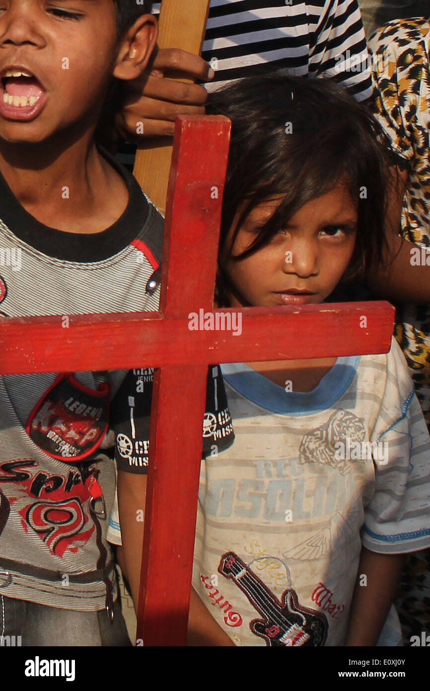 LAHORE, PAKISTAN-maggio 20: Il pakistan attivisti della comunità cristiana gridare slogan circa le loro esigenze di Lahore, Pakistan sul maggio 20,2014.Il programma Geo, Utho Jago il Pakistan, ha fatto un errore critico del giudizio cercando di fusibile sensibile materiale religioso con ottuso di intrattenimento.(Foto di rana Sajid Hussain/Pacific Stampa) Foto Stock