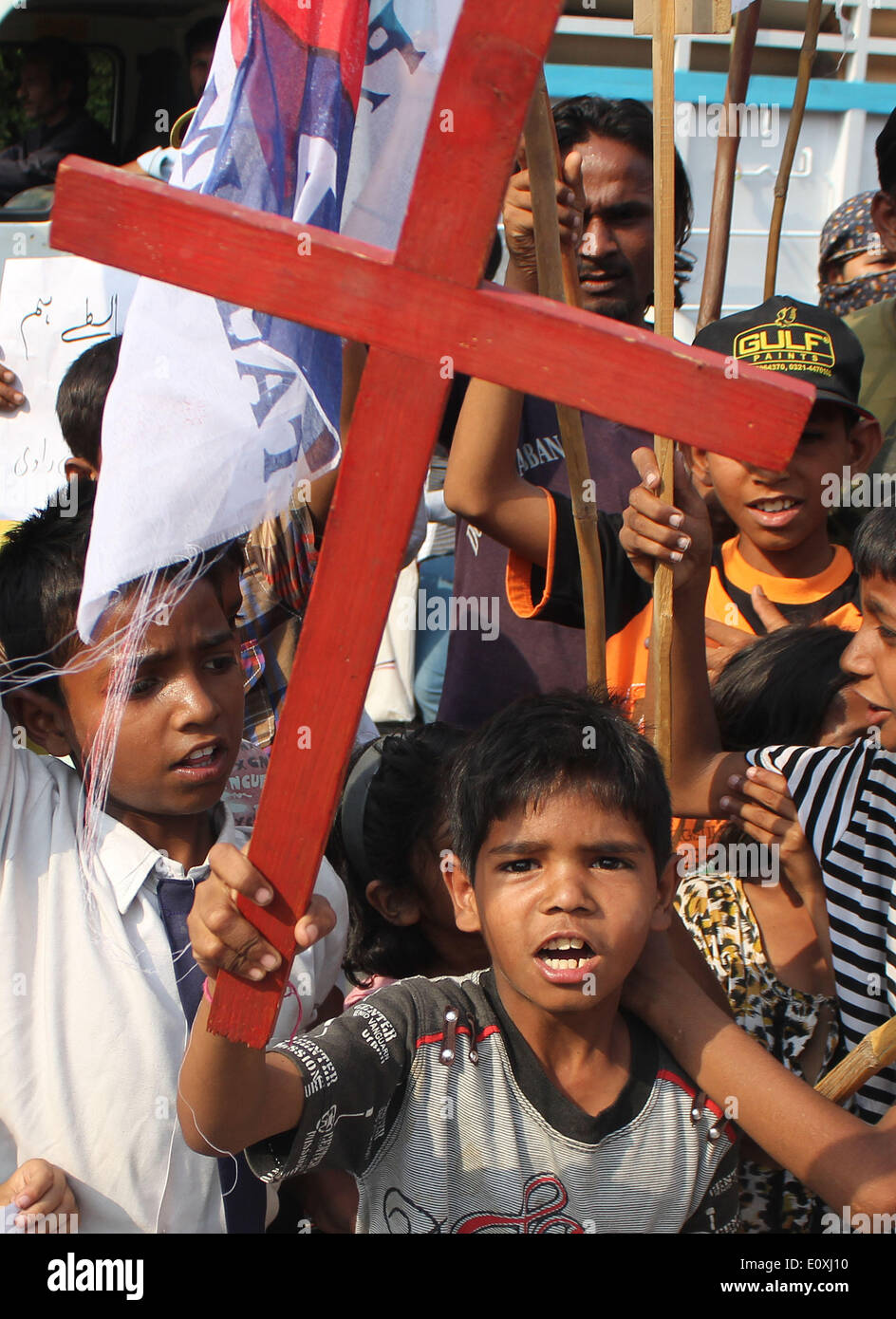 LAHORE, PAKISTAN- 20 maggio: Il pakistan attivisti della comunità cristiana gridare slogan circa le loro esigenze di Lahore, Pakistan sul maggio 20,2014.Il programma Geo, Utho Jago il Pakistan, ha fatto un errore critico del giudizio cercando di fusibile sensibile materiale religioso con ottuso di intrattenimento.(Foto di rana Sajid Hussain/Pacific Stampa) Foto Stock