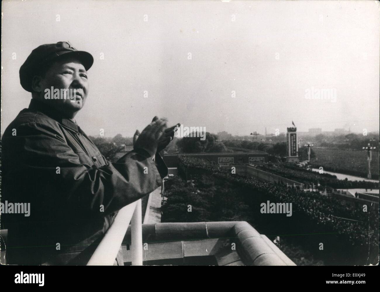 Nov. 11, 1966 - davanti a più di un milione di Guardie rosse, Mao Tse Tung e il suo ''più vicino compagno militare'' Lin Piao è apparso su Tien-An-uomini Sqaure. Generale Chang Kai Shek parla con mia moglie e la Wademeyer (il suo diritto) Foto Stock