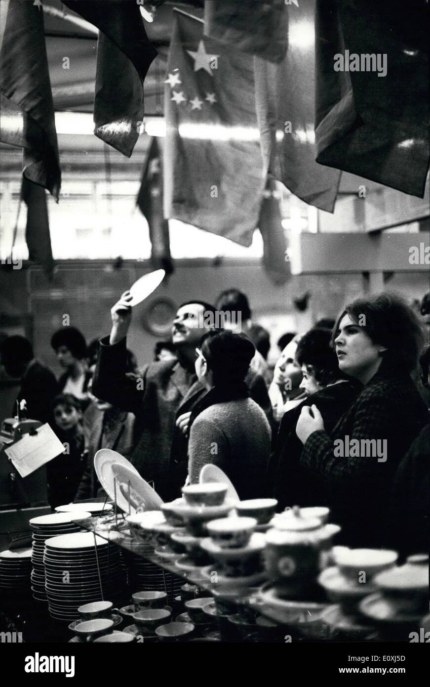 Febbraio 02, 1967 - Rosso Fiera cinese a Parigi Department Store Bazar De L'Hotel De Ville: elementi selezionati da Pechino, Shanghai, Fukien, Tsingtai, Foochow, Canton e Hupe organizzazioni di export e di autentico antiquariato sono offerti a prezzi stracciati. In aggiunta alle tipiche avorio e sculture in legno, laquerware, ceste, porcellana, ecc, spazzola calligrafia e persino delle conserve alimentari hanno trovato una folla di acquirenti. La foto mostra la Cina dalla Cina venduto sotto la bandiera rossa di Mao. Foto Stock