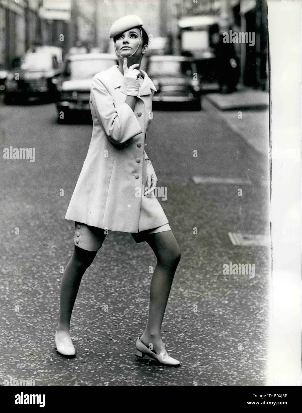 Febbraio 08, 1967 - 8.2.67 Ronald Paterson raccolta mostrato a Londra. La foto mostra: Wendy Davis indossa Ã¢â'¬Å"breve ExposureÃ¢â'¬Â, Foto Stock
