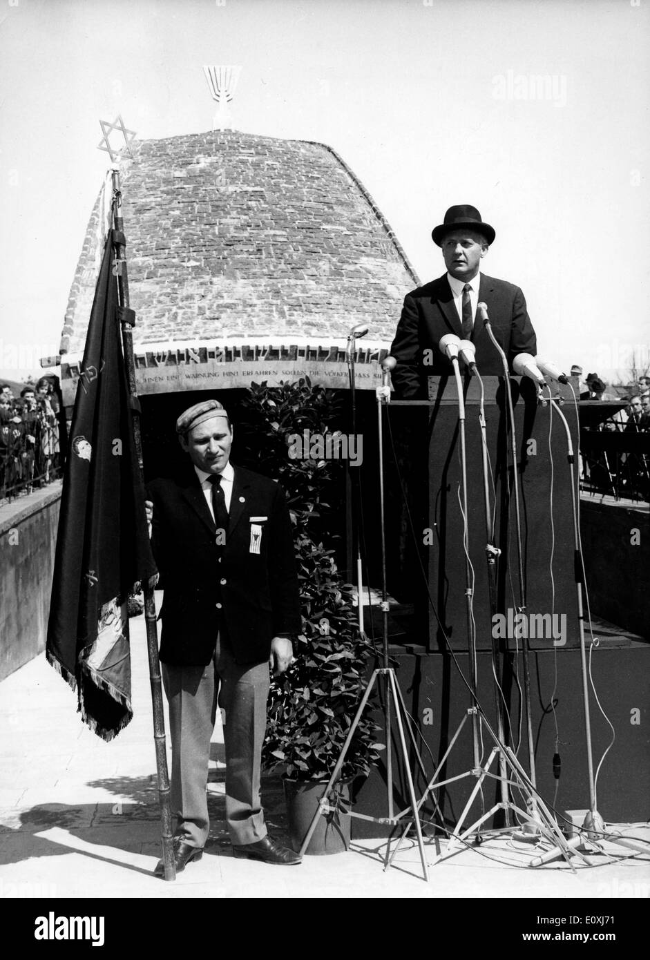 Feb 08, 1967; Dachau, Baviera, Germania; sul terreno dell'ex campo di concentramento nazista di Dachau fu inaugurato un memoriale ebreo posto come terzo edificio accanto la Chiesa cattolica 'Mortal paura Cristo Cappella' e la riconciliazione evangelica Chiesa. Dopo la cerimonia di inaugurazione si è svolta una marcia silenziosa da crematorio all'ex roll-call-posto in memoria di oltre trentamila prigionieri che sono stati uccisi a Dachau durante la II Guerra Mondiale Foto Stock