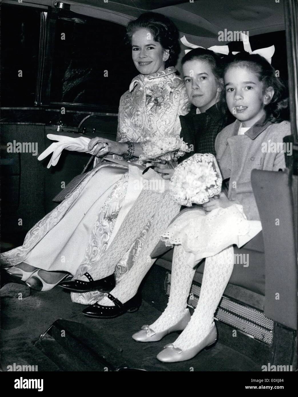 Gen 06, 1967 - 6-1-67 Premiere mondiale di una contessa di Hong Kong . La premiere mondiale del film Una contessa di Hong Kong , che è stato scritto e diretto da Charles Chaplin, ha avuto luogo la scorsa notte al Carlton Cinema, Haymarket. È stato qualcosa di Chaplin occasione familiare. Quattro Rolls Royce ha preso il sig. Chaplin, sua moglie, Oona e sette dei loro figli al Carlton per la premiere, a cui hanno partecipato la Principessa Alexandra. La foto mostra: La sig.ra Oona Chaplin arriva per la premiere con due figlie, Jane, 11 e Annette, 6. Foto Stock