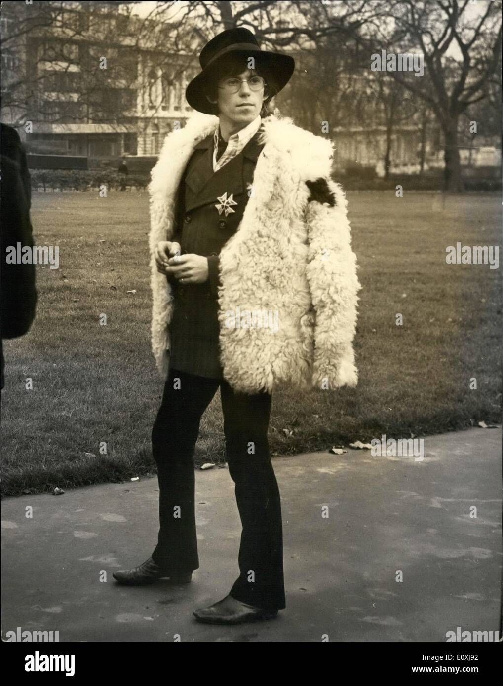 11 gennaio 1967 - 11-1-67 Rolling Stones per Ed Sullivan Show. Vi è stata una foto-chiamata a Londra questo pomeriggio per i Rolling Stones, prima di loro in volo per gli Stati Uniti il venerdì il tredicesimo ad intraprendere la costa a costa Ed Sullivan Show sulla televisione di domenica il 15th. Le pietre di volare per tornare in Inghilterra per fare la loro prima apparizione di sempre la domenica seguente sul palladio show televisivo. La foto mostra: uno dei Rolling Stones, Keith Richards, raffigurato nel parco verde di oggi. Foto Stock