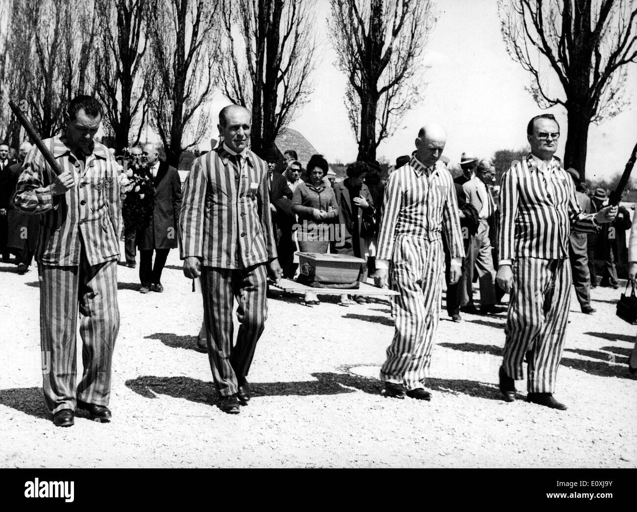 Ex prigionieri in marcia silenziosa al campo di concentramento di Dachau Memorial Foto Stock