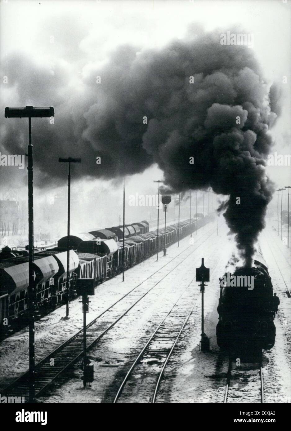 Gen 19, 1967 - questa locomotiva, una delle ultime del suo genere in Germania, è Full Steam Ahead sulle rotaie. Esso è caricato verso il basso con carico pesante e deve fare un viaggio di centinaia di chilometri prima di raggiungere la sua destinazione. Foto Stock