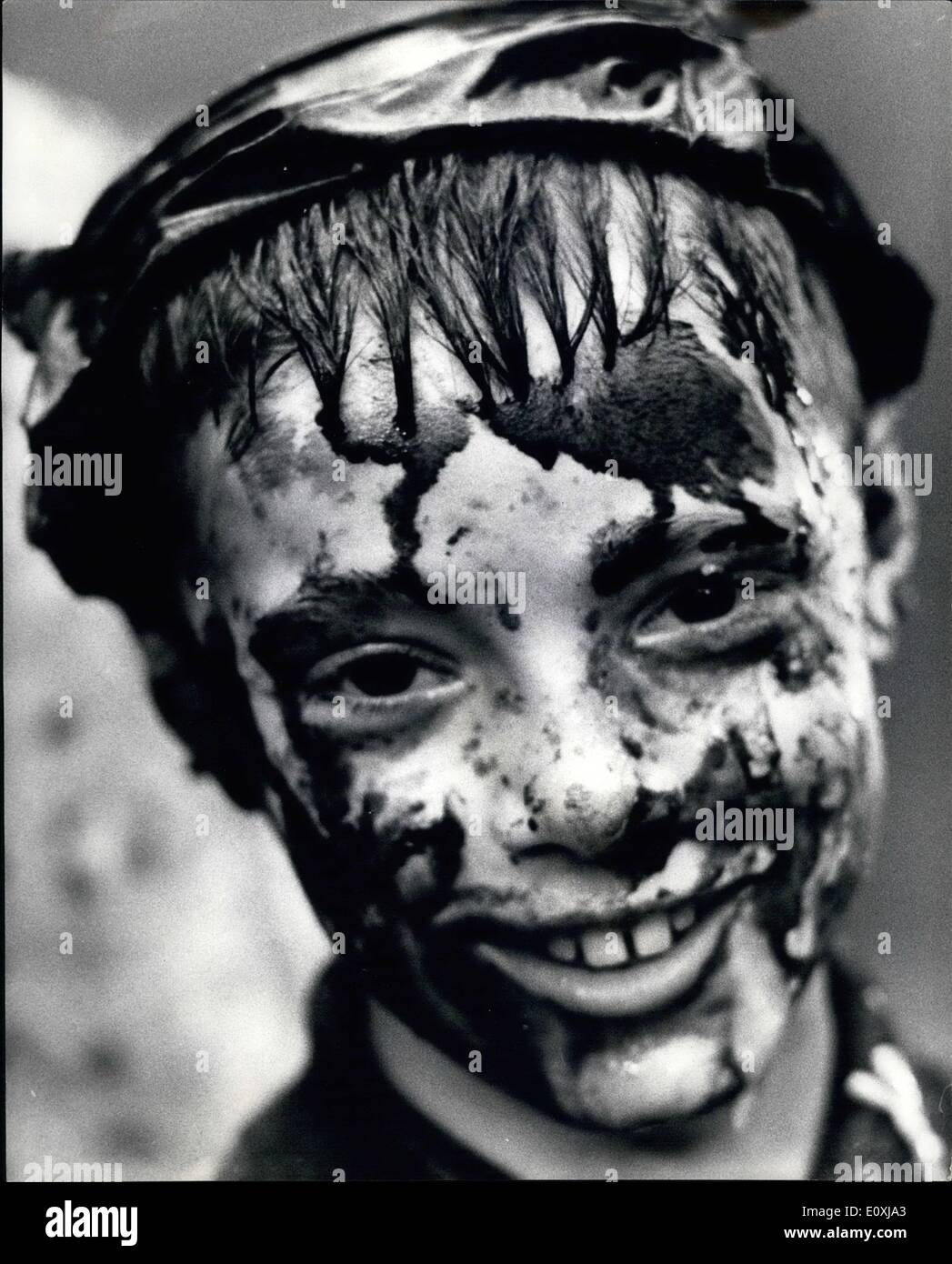 Gen 19, 1967 - 19-1-67 Bambini invitati a fare un pasticcio. Una ditta di ieri ha dato i natali a un nuovo mop. E per indicare la sua superiore qualità con straccio, l'impresa ha assunto la sala per banchetti di un hotel di Londra e i servizi di dieci figli. I bambini hanno fatto il loro lavoro in modo molto efficiente. Indossando tute cilicio essi hanno scuoiato uno un altro e la sala da ballo con munizioni fatta di salsa di pomodoro, crema pasticcera e crema di insalata. La foto mostra: Graham Posener nella foto dopo la manifestazione di ieri. Foto Stock