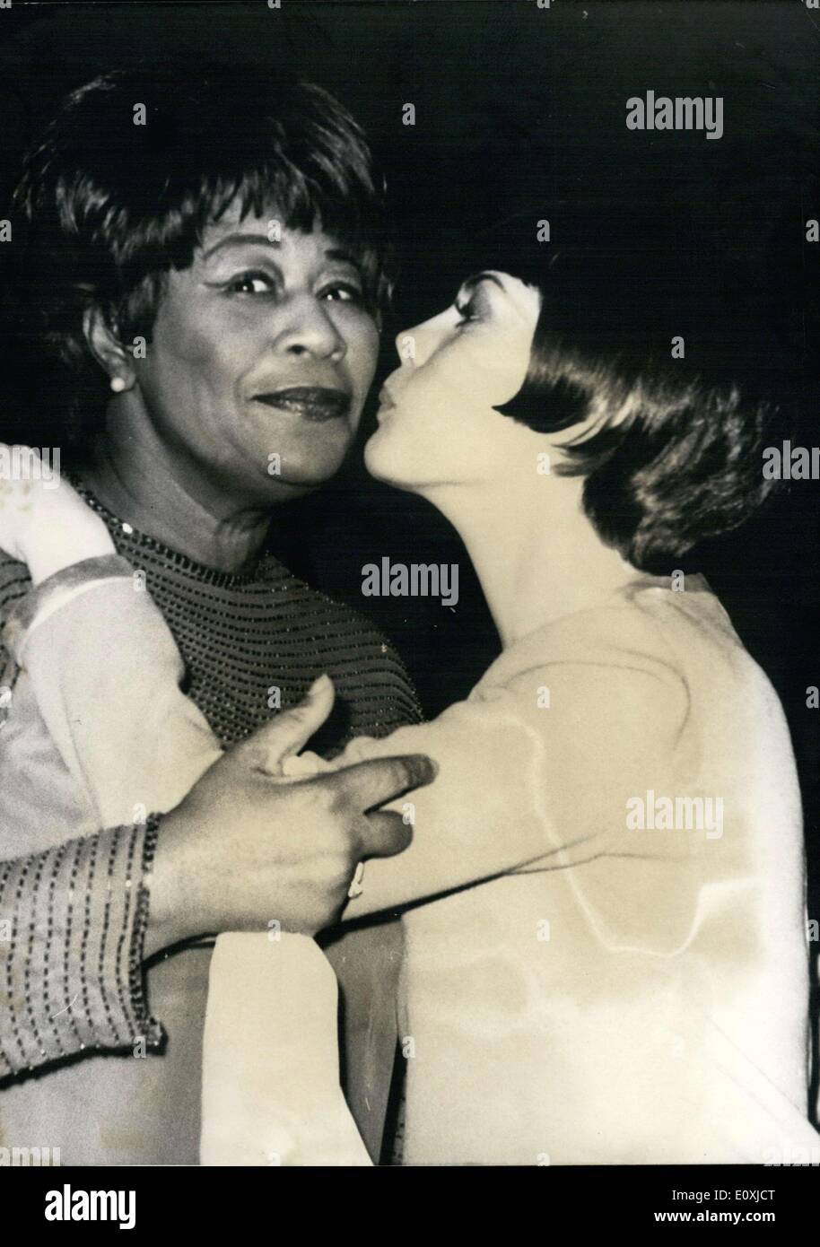 Il 25 gennaio, 1967 - Ella Fitzgerald è qui illustrato come ottenere un peck sulla guancia da superstar francese Mireille Mathieu. Entrambi sono stati i grandi stelle a ''Bal pare'' in Hotel Bayerischer Hof. Foto Stock