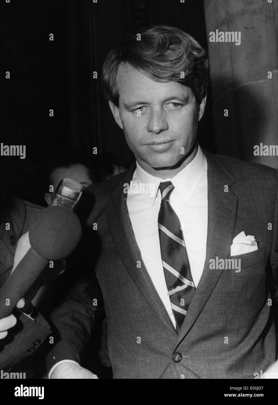 Il senatore Robert F. Kennedy intervistato da premere Foto Stock