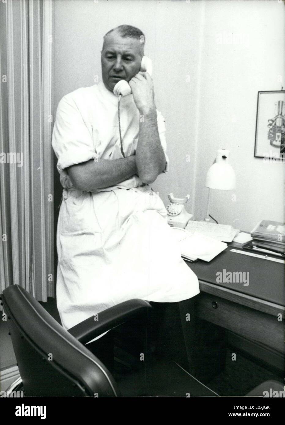 Febbraio 09, 1967 - Dott.ssa iva. (Veterinario) Carsten Nomnensen, sopportato il 4 maggio, 1912, a Neumunster. È vice-presidente di distretto della NPD (Partito Nazionale della Germania). Dal 1934 fu rider presso l'arma - SS. Dal 1937 ha lo studio a Hannover. Lipsia e Monaco di Baviera; dal Febbraio 1965 all'NPD. La foto mostra il dottor Nomnensen nel suo veterinario-chirurgia. Foto Stock