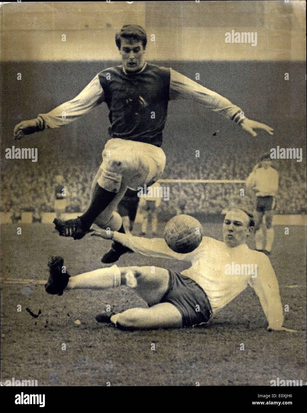 Febbraio 11, 1967 - Westham rispetto a Sunderland in Upton Park: mostra fotografica di Geoff Hurst del West Ham, salti su Cecil Irwin, di Sunderland, durante un West Ham attacco contro il Sunderland obiettivo. Foto Stock