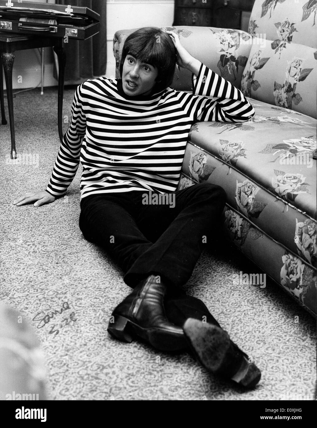 Monkee Davy Jones seduta sul pavimento della sua camera di hotel al Grosvenor House Hotel Foto Stock