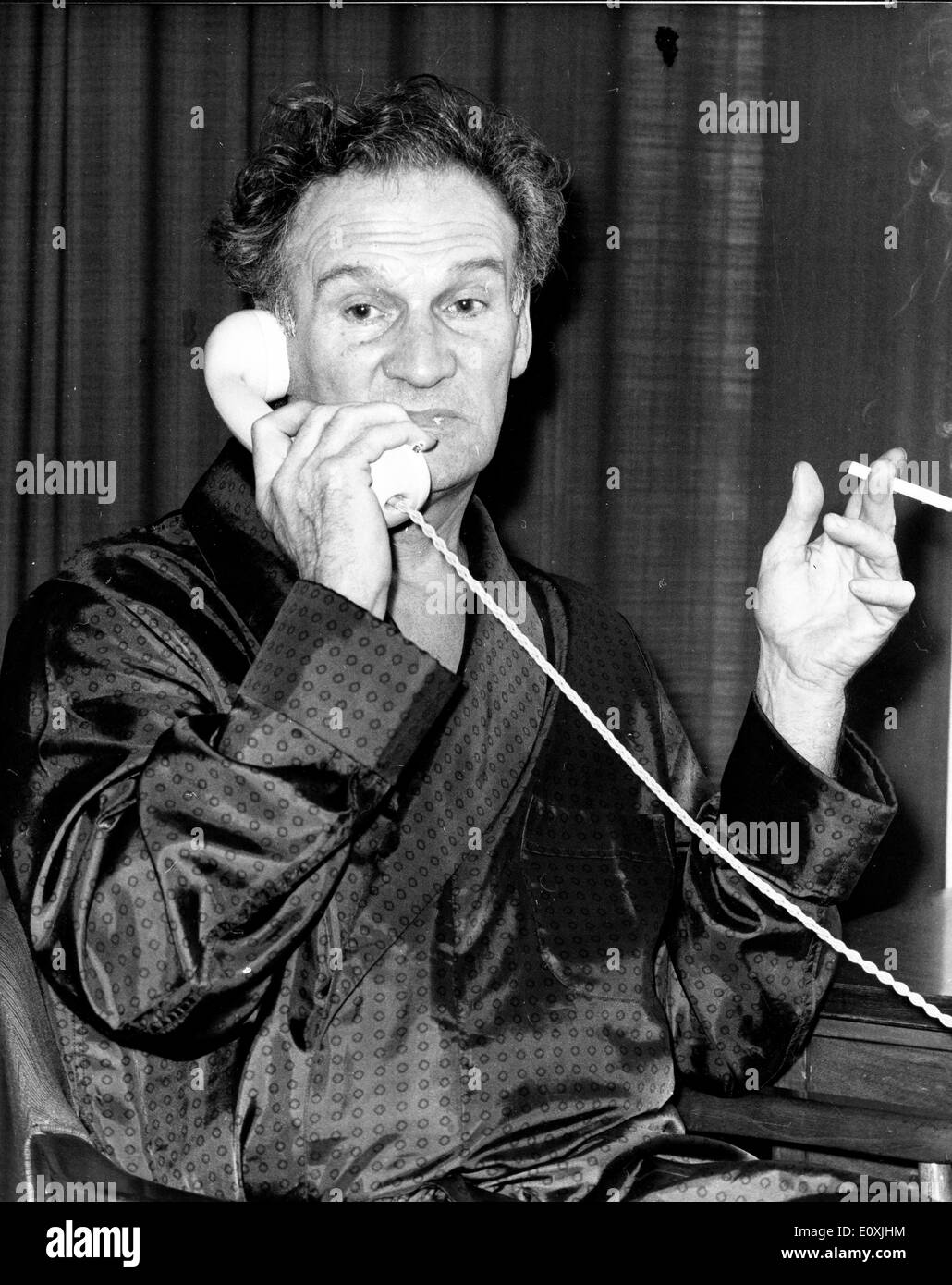 Eddie penale Chapman parlando al telefono Foto Stock