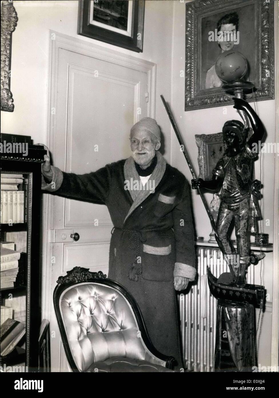 Febbraio 15, 1967 - Pittore Van Dongen (90) è stato fotografato nella sua casa nel cielo blu pigiami, un beige accappatoio e un cofano di lana sulla sua testa. Foto Stock
