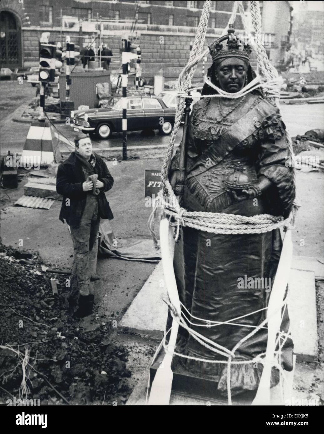 Febbraio 20, 1967 - Queen Victoria statua spostato al nuovo sito a Blackfriars: la statua in bronzo della regina Victoria vicino Ponte Backfriars, è stata spostata nella giornata di ieri per farne un sottopassaggio del traffico. Lei era a capriate su di una gru e ruotata thiery cantieri di un nuovo sito. Nella sua vecchia posizione Queen Victoria guardò verso la città. Nella sua nuova posizione e si rivolgerà verso il Tamigi. La foto mostra la regina Victoria all inizio del suo cammino, con workman Stephen Newson cercando su. Foto Stock