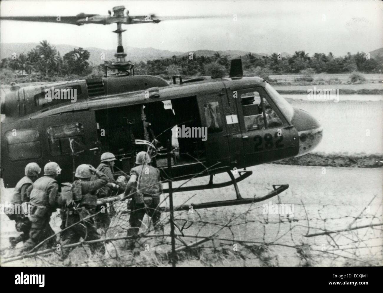 Febbraio 24, 1967 - soldato americano trasportare feriti il compagno di elicottero Foto Stock