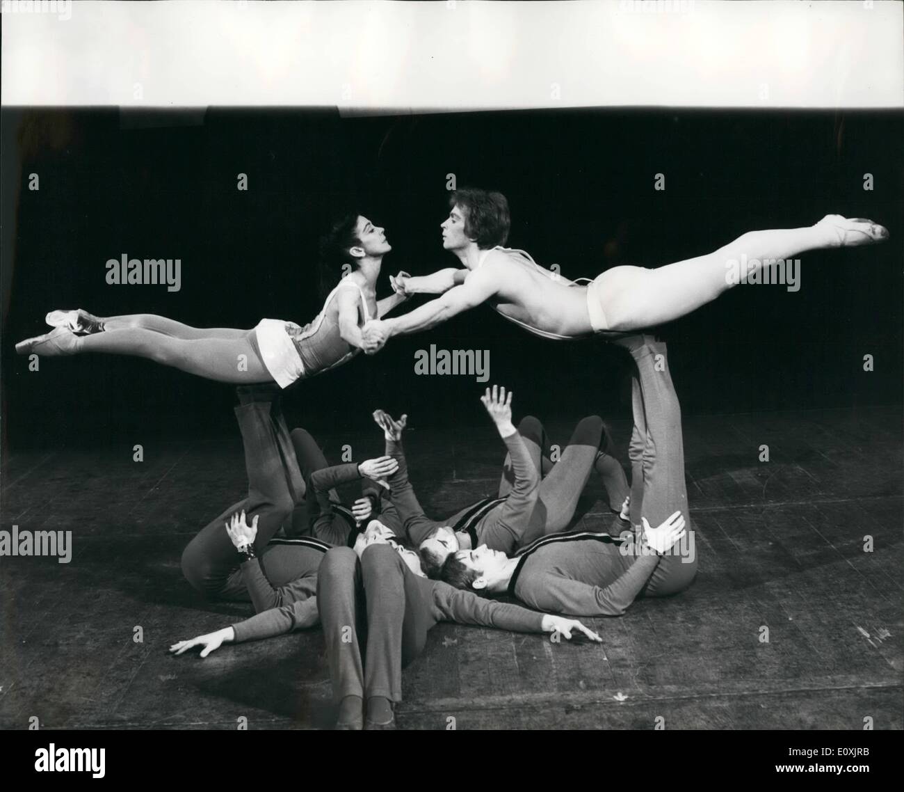 Febbraio 02, 1967 - Prove generali per il paradiso perduto. I mondi premiere di Roland potits balletto del paradiso perduto, con Margot quattordici e Rudolf ''(illeggibile)" sarà dato il giovedì (Feb 23rd), a una festa di gala per essere frequentato da equità Margaret e signore snomion presso la Royal Opera House di congrega in giardino. Una prova generale si è svolta oggi. mostra fotografica di Margot Fonteyn e Rudolf Nureyev, raffigurato durante prove di oggi. Foto Stock