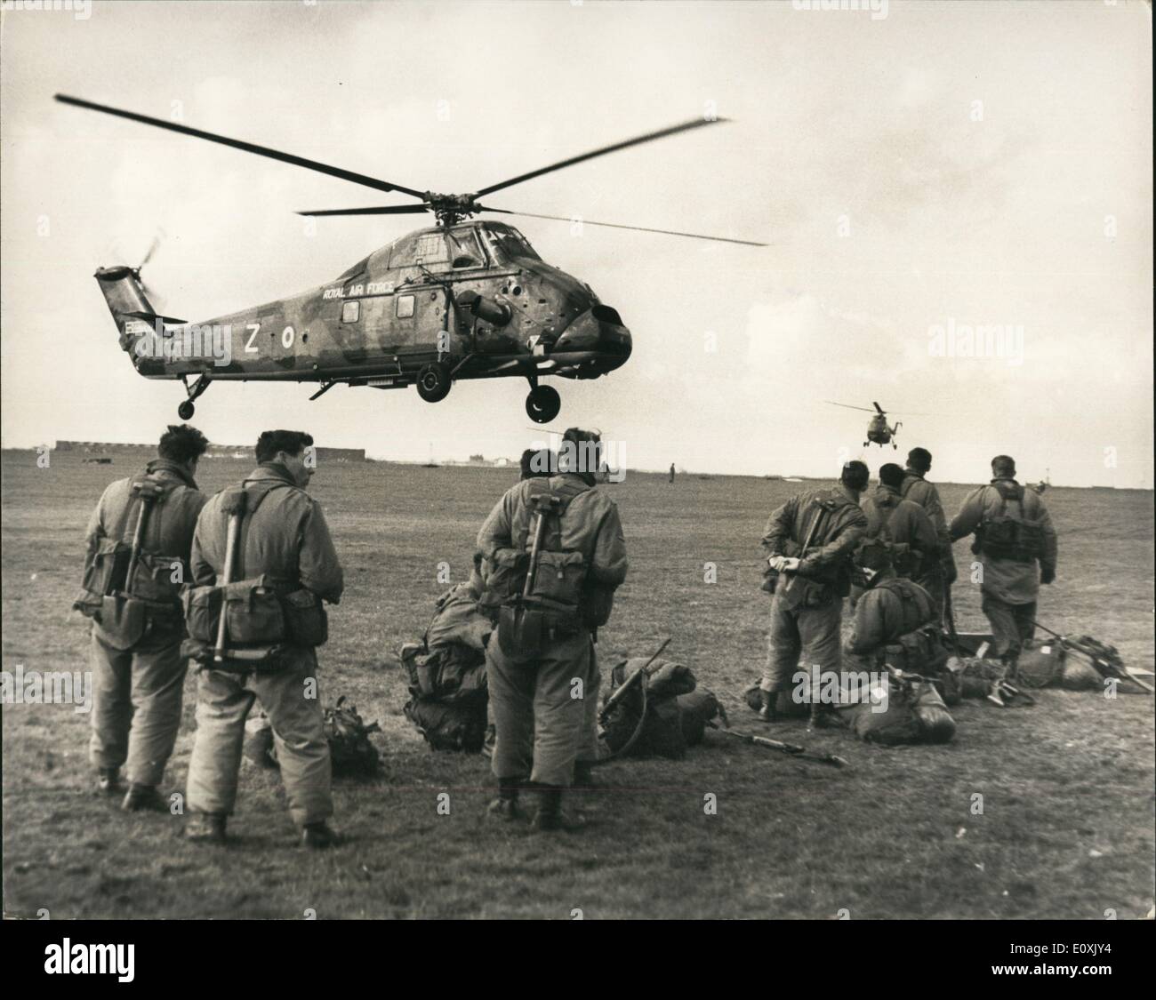 Mar 03, 1967 - Tri-Service, elicottero esercizio.: un tri-service riserva strategica sreroiss che comportano un uso estensivo di elicotteri è tenuto luoghi thorught fuori la settimana su Salisbury Plain. Nome in codice esercizio Stardust, Wessex elicotteri da 38 Gruppo R.A.F, a Odiham e Scout e Sioux elicotteri da 3rd. La divisione lavorerà in stretta collaborazione con le truppe di terra. Sostegno aeromobili per la fornitura e per l'attacco al suolo consente anche di azionare. ''Stardust'' è progettata per esercitare una brigata con un elicottero vigore a sua disposizione in un contatore insurgeney ruolo Foto Stock