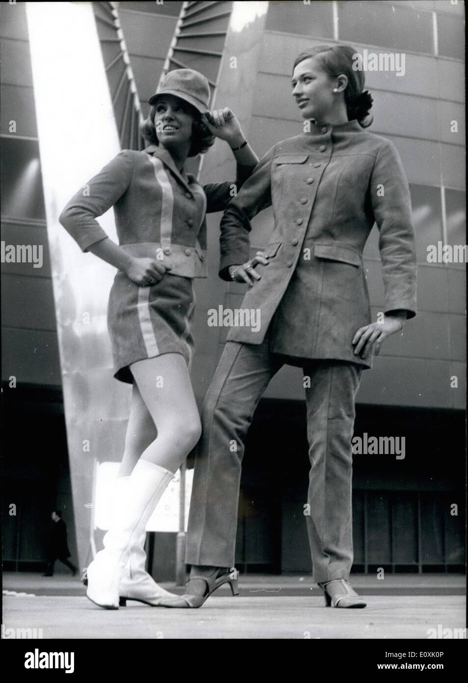 Mar 03, 1967 - International Fashion Show di Duesseldorf: Su 13-3-1967 la Vendita Internazionale e Fashion Show è stato aperto a Duesseldorf. Il ginocchio deve rimanere libero in inverno e i colori audaci rimarrà, troppo ovviamente il trattamento della fibra sintetica andrà a. La foto mostra: questi modelli da Israele ha fatto di pelle in velluto sono offerti in molti colori. Mini-shirt e tute appartiene per la maggior parte ha offerto le cose. Foto Stock