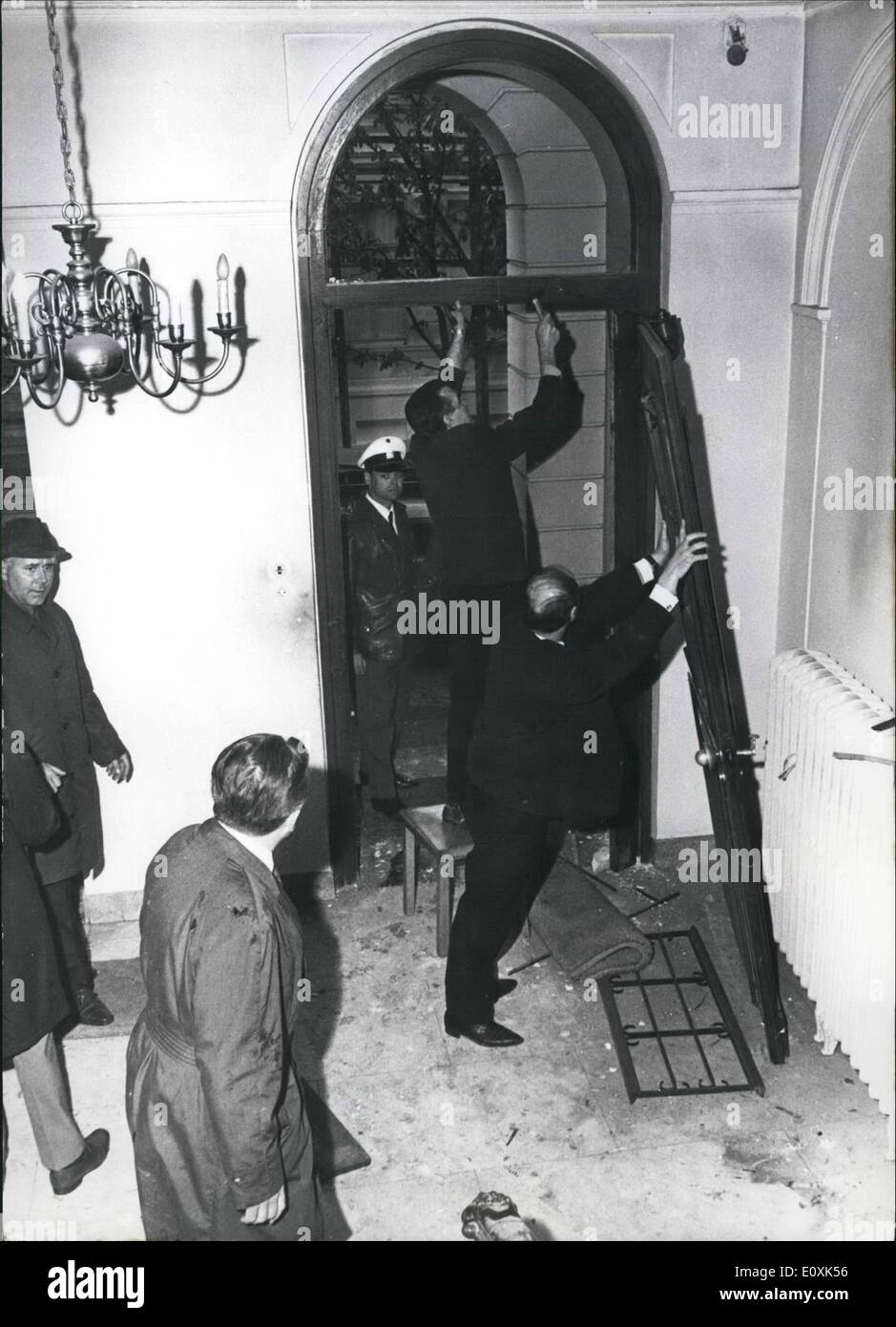 Maggio 05, 1967 - Nella notte 24/29 maggio a 218 ore. una plastica bomba è esplosa presso l'entrata dell'Ambasciata spagnola di Bonn, 'Schlob'' - Street No. 4. La bomba ha demolito la porta heavyset dell'ambasciata. Esso emanate lontano un ferro-griglia e wade una apertura in un 26 centimetri di spessore muro di casa. L'espansione dell'esplosione su gettò il portiere spagnolo Ramon de la Torre fuori del suo letto. Il dipendente dell'ambasciata,Mario chiarificazione, cavata con uno spavento. La foto mostra l'entrata dell'ambasciata. La foto mostra il dipendente spagnola dell'Ambasciata, Remon De La Torre Foto Stock