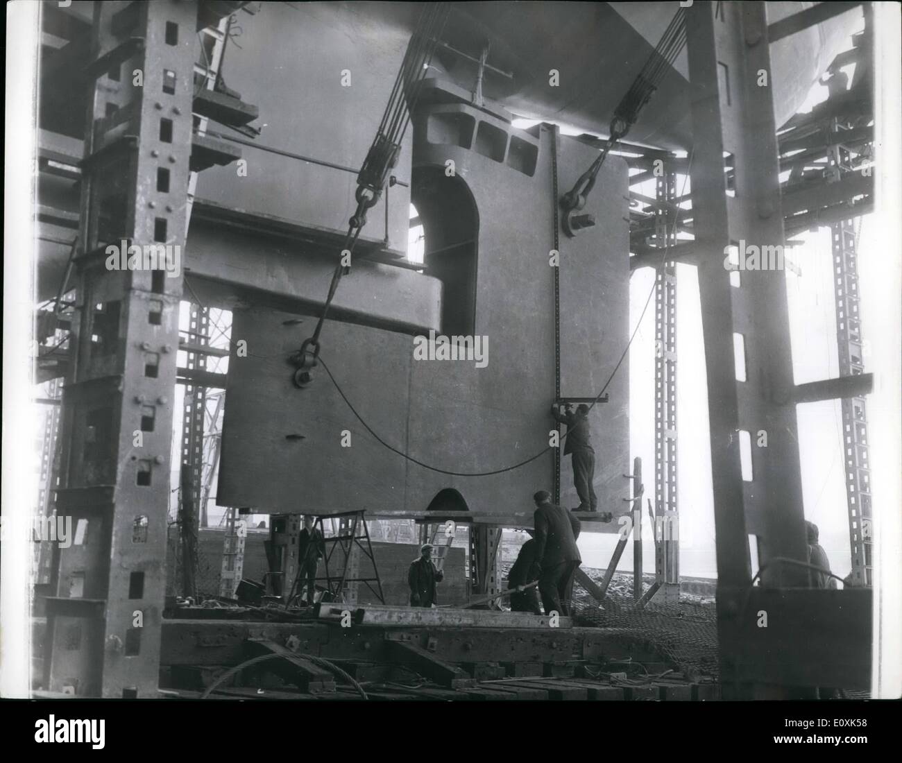 Maggio 05, 1967 - Q.4 liner prende il timone montato. La Cunard liner, D.4. essendo costruito presso la John Brown's cantiere navale a Clydebank, recentemente è stato montato con il suo 73- ton timone, che è 26ft. alta e 24ft. ampia. Essa è stata realizzata da una società norvegese. La foto mostra il rivestimento q.4 ottiene il suo timone montato a John Brown's cantiere, Clydebank. Foto Stock