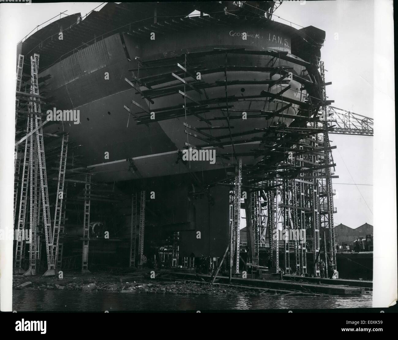 Maggio 05, 1967 - Q.4 Liner prende il timone montato: la Cunard liner Q. 4, essendo costruito presso la John Brown's cantiere Clyde bank, è stato recentemente equipaggiato con i suoi 73 ton ruddler. Realizzato da una società norvegese, è 26ft. alta e 24 piedi largo. La foto mostra la scena come il rivestimento Q.4 è equipaggiato con le sue 75 ton timone, della John Brown's cantiere, Clydebank. Foto Stock