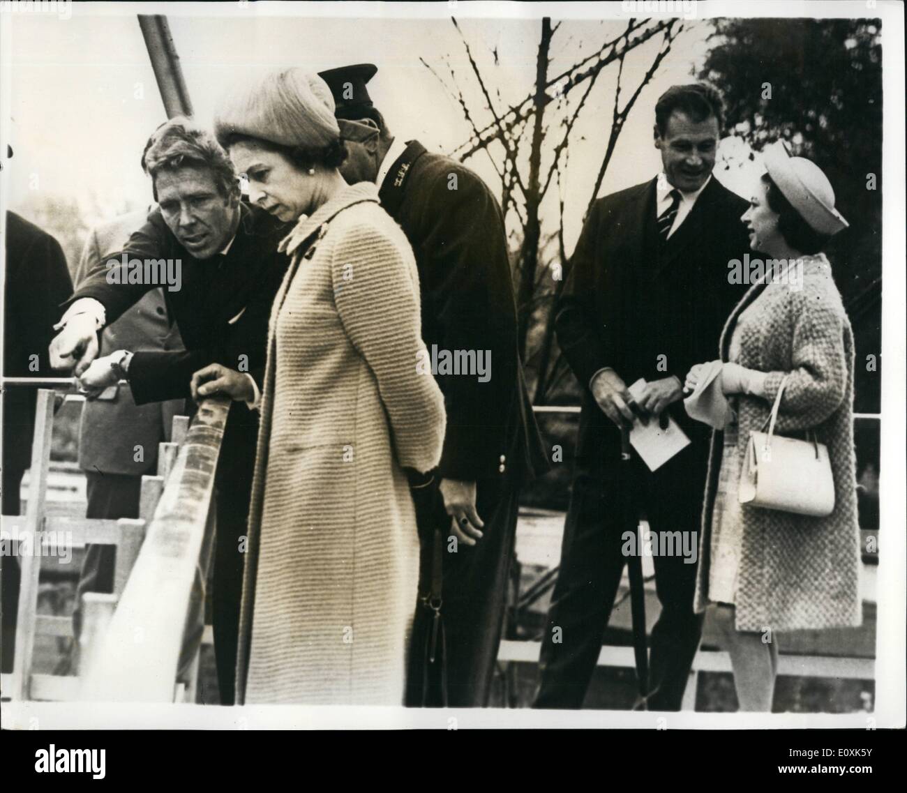 05 maggio 1967 - La Regina le visite allo zoo: H.M. la Regina che è la patrona del Zooligical Society di Londra, visitate lo Zoo di Londra in Regent's Park di oggi. Durante la visita di Sua Maestà, che era accompagnato dalla regina Elisabetta, ha aperto la nuova Charles Clere Pavilion per i mammiferi. Il padiglione è stato costruito con un costo di &pound;200,000, data dal sig. Clere. La foto mostra la regina con Lord Snowdon come la sua guida, è interessato a funzioni del nuovo voliera, progettato da Lord Snowdon. La principessa Margaret si trova sulla destra. Foto Stock