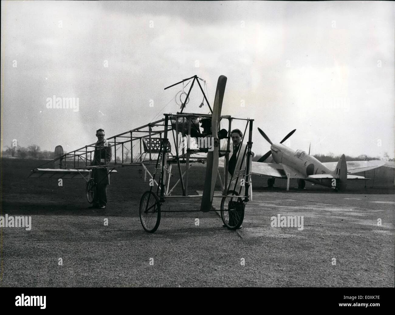 Mar 03, 1967 - Un aereo costruito da battenti Pioneer Bleriot nel 1909 volerà presto di nuovo: Un aereo costruito da Louis Bleriot nel 1909 volerà presto di nuovo. È proprio del solo due di tali macchine note per essere in esistenza. Bleriot costruito il velivolo, un singolo monoplnae propulsori, seguendo il suo volo riuscito attraverso il canale inglese nel 1909. È in corso di revisione da parte del personale di Shuttleworth Collection (di vecchi aeromobili, automobili, biciclette)presso Old Warden Aerodrme, vicino a Penzance, Bedfordshire. L'attuale proprietario, Londra imprenditore, signor Foto Stock