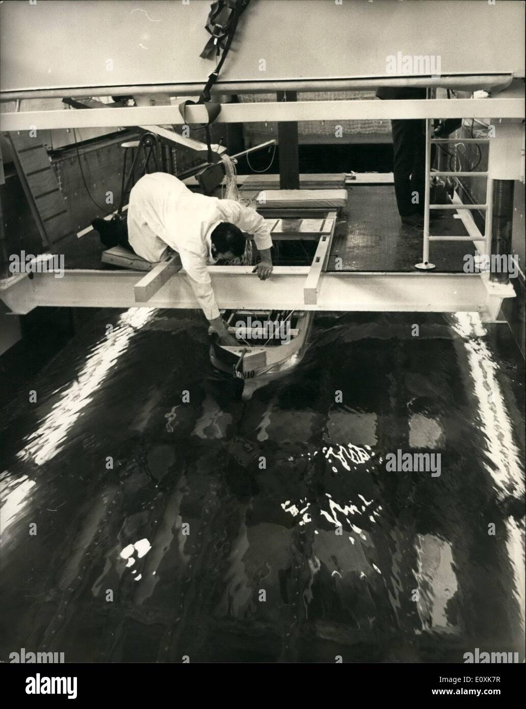 Mar 03, 1967 - la messa in funzione di una circolazione di acqua il canale presso il National Physical Laboratory divisione navale Feltham: la nuova acqua circolante canale che è stato costruito dal Ministero di edificio pubblico e opere a Feltham, è stato commissionato oggi dal vice ammiraglio sir Frank mason. È di gran lunga la più grande installazione del suo genere in Europa. Il suo scopo è quello di consentire lo studio del flusso di acqua intorno a modelli di navi e di altri organismi a prendere posto in condizioni ideali Foto Stock