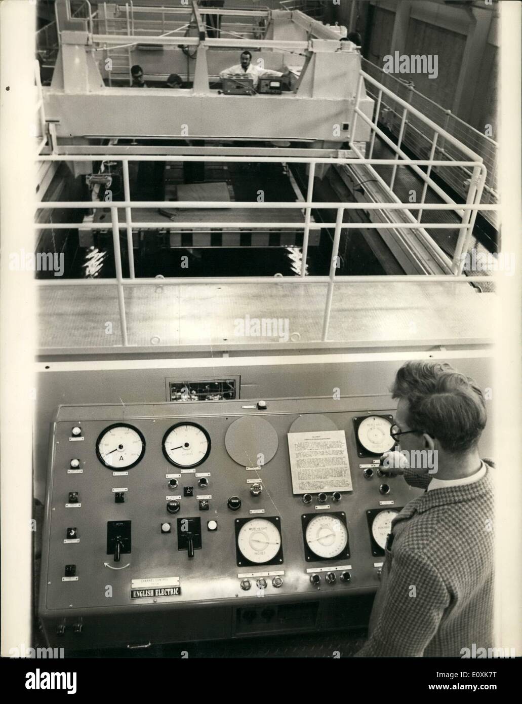 Mar 03, 1967 - la messa in funzione di una circolazione di acqua il canale presso il National Physical Laboratory divisione navale Feltham: la nuova acqua circolante canale che è stato costruito dal Ministero di edificio pubblico e opere a Feltham, è stato commissionato oggi dal vice ammiraglio sir Frank mason. È di gran lunga la più grande installazione del suo genere in Europa. Il suo scopo è quello di consentire lo studio del flusso di acqua intorno a modelli di navi e di altri organismi a prendere posto in condizioni ideali Foto Stock
