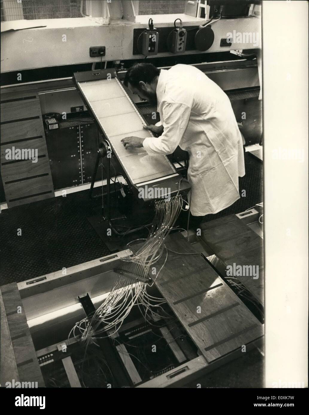 Mar 03, 1967 - la messa in funzione di una circolazione di acqua il canale presso il National Physical Laboratory nave Division - Feltham. Il nuovo Foto Stock