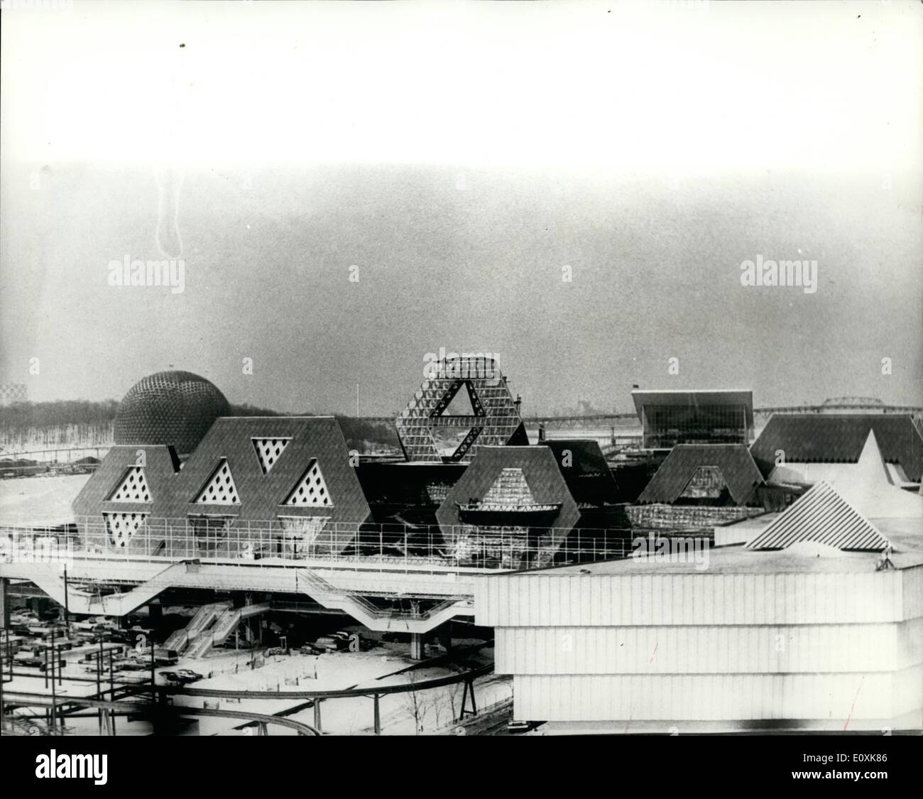 Mar 03, 1967 - americana e il Padiglione sovietico. Vista generale che mostra il padiglione americano (a forma di cupola) sulla sinistra e il Padiglione sovietico - a livello universale e mostra internazionale (Expo 67), che apre il mese prossimo a Montreal Canada/ Foto Stock