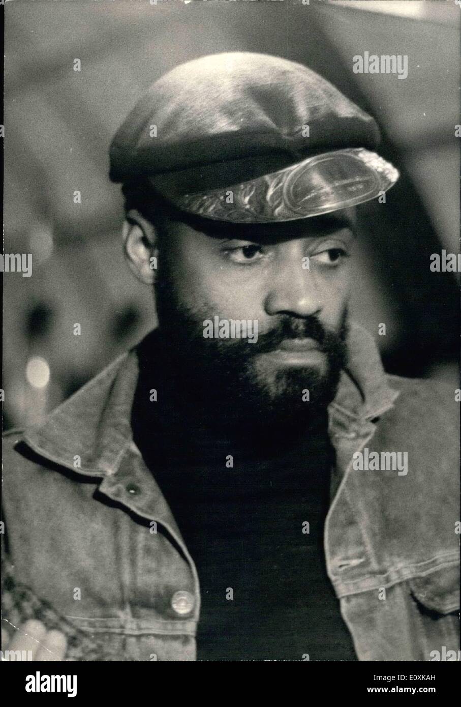 Mar 03, 1967 - nero Autore sorveglia la versione dello schermo del suo romanzo: il famoso nero americano autore Van Peebles è la supervisione della versione dello schermo del suo romanzo ''In congedo'' ora in fase di realizzazione a Parigi. Il film si racconta la storia di un Nero G.I. Su un Three-Day lasciare a Parigi. La foto mostra l'autore Melvin Van Peebles raffigurata sul luogo. Foto Stock