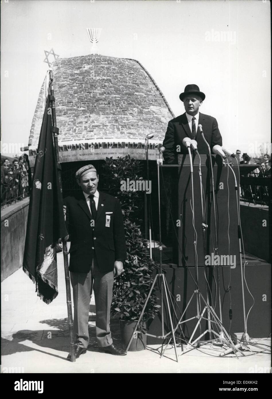 05 maggio 1967 - Il Terzo Memorial posto a Dachau fu inaugurato: Sul terreno dell'ex campo di concentramento di Dachau fu inaugurato domenica (7 maggio) un memoriale ebreo posto come terzo edificio accanto la Chiesa cattolica ''Mortal-Fear-Christ-Cappella'' e il Reconsilation evangelica Chiesa. Rabbi D. Spiro dato fuoco alla luce eterna e murati un documento Foto Stock