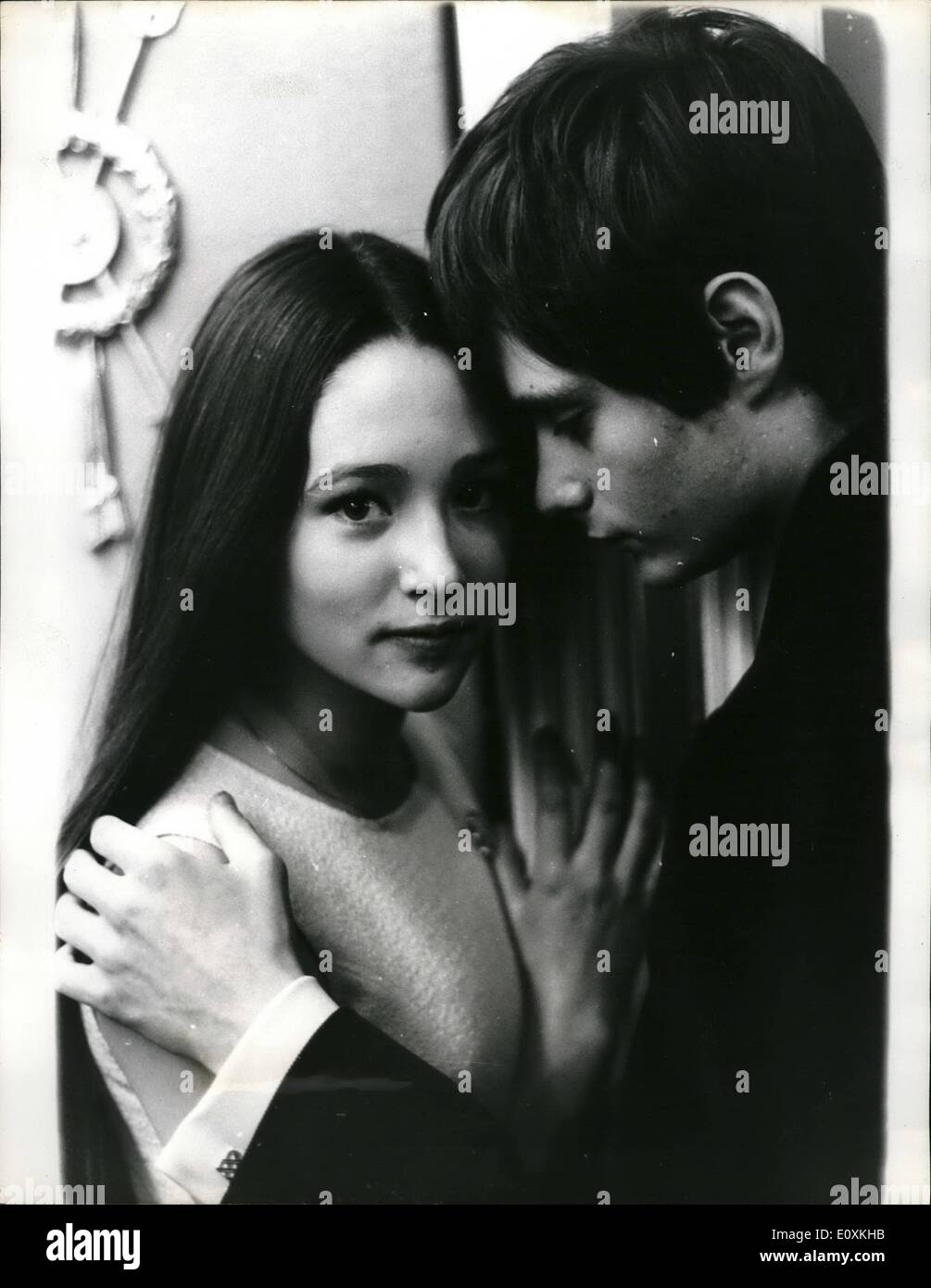 Maggio 05, 1967 - Giovane Giulietta e Romeo : 16 anni di Leonard whiting merlano e 5 anni Olivia Hussey , riprodurrà la stella attraversato amanti in Francia Zoffirelli del film Romeo e Giulietta . Essi sono stati scelti da oltre 300 contendenti in tre mesi di ricerca. È il primo tomo Romeo e Giulietta è stata filmata con un tale giovanile. Il film sarà girato a colori presso studi di Roma e in location in Italia. Filmare comincia nel mese di giugno e avrà una durata di tre mesi. I produttori sono Anthony hanno aspetto e Allan Allan e John Brabourne, è Paramount picture Foto Stock