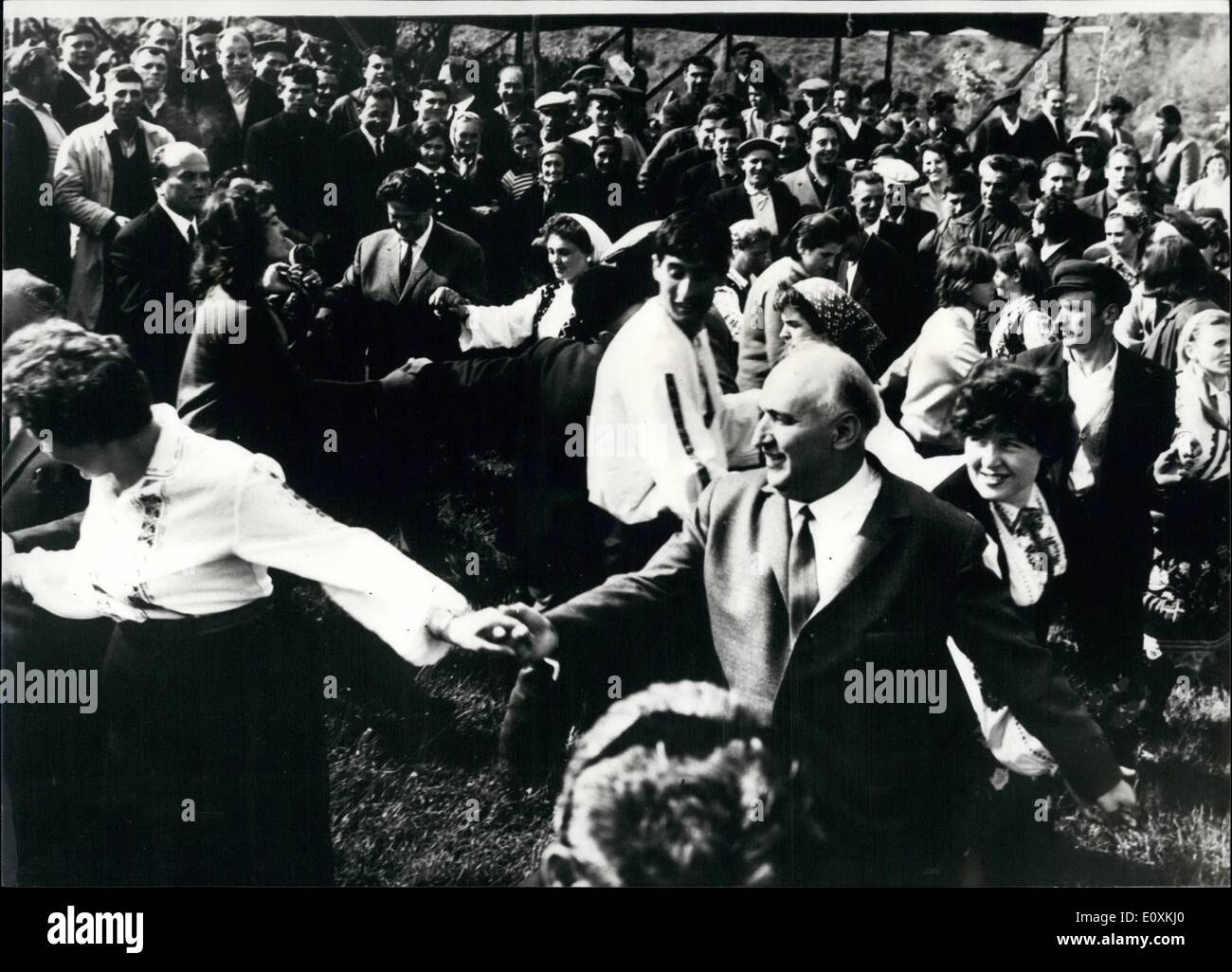 05 maggio 1967 - La Bulgaria celebra il giorno tradizionale del pastore: Il 6 maggio, la Bulgaria ha celebrato il giorno tradizionale del pastore. Questo anno Todor Zhivkov, Primo Segretario del Comitato Centrale del Bulgarain partito comunista e primo ministro bulgaro è stato ospite di pastori nel villaggio di Chuprene, Vidin District. Mostra fotografica di Todor Zhivkov (a destra), è ballare la nazionale bulgara per la danza ''hero'' con i pastori. Foto Stock