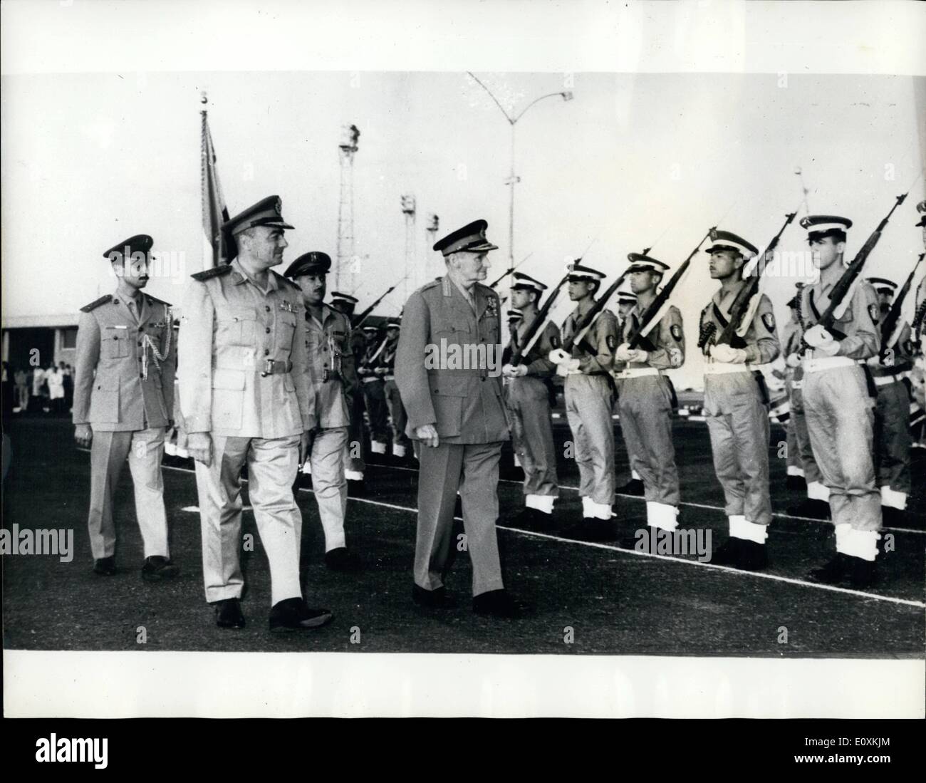 Maggio 05, 1967 - ''Monty'' arriva al Cairo.: Maresciallo di Campo Viscount Montgomery è stato dato un grande benvenuto quando ha recentemente arrivati al Cairo per iniziare a dieci giorni di pellegrinaggio al Alamein battlefield. La foto mostra il maresciallo di campo Montgomery, ispezione di un-guardia d'onore dopo il suo arrivo al Cairo. Egli è accompagnato dal generale Mortaga chief egiziano di forze terrestri. Foto Stock