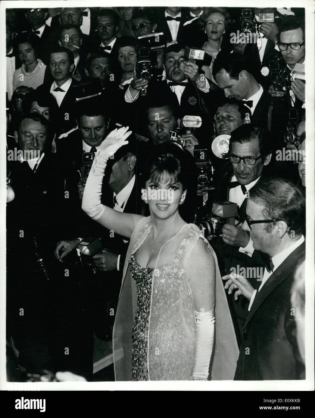 Maggio 05, 1967 - Gina al Festival del Cinema di Cannes. La foto mostra il famoso film italiano star Gina Lollobrigida, è raffigurato circondato da fotografo, quando arrivò a partecipare alla mostra di uno dei film all'20esimo. Festival del Cinema di Cannes. Foto Stock